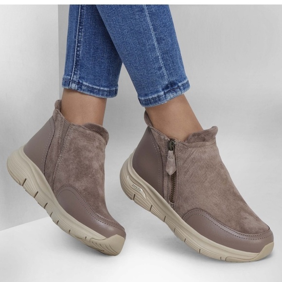 Skechers Shoes - New in Box Skechers Arch Fit Smooth - Modest Size 9.5